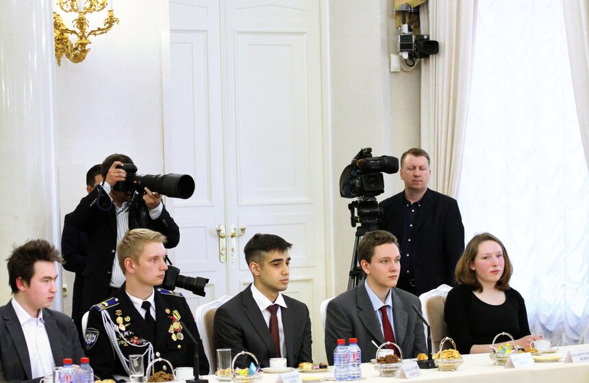 Мэр наградил призеров Всероссийской олимпиады школьников 9 фото