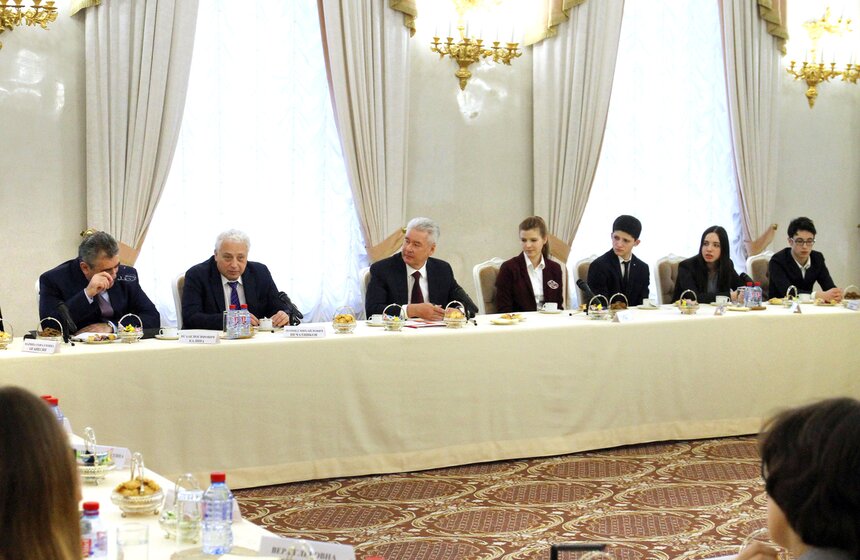 Мэр наградил призеров Всероссийской олимпиады школьников 10 фото