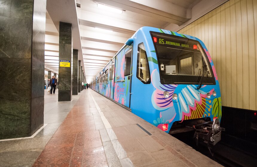 На синей ветке запустили оформленный по дизайну пассажира поезд 7 фото