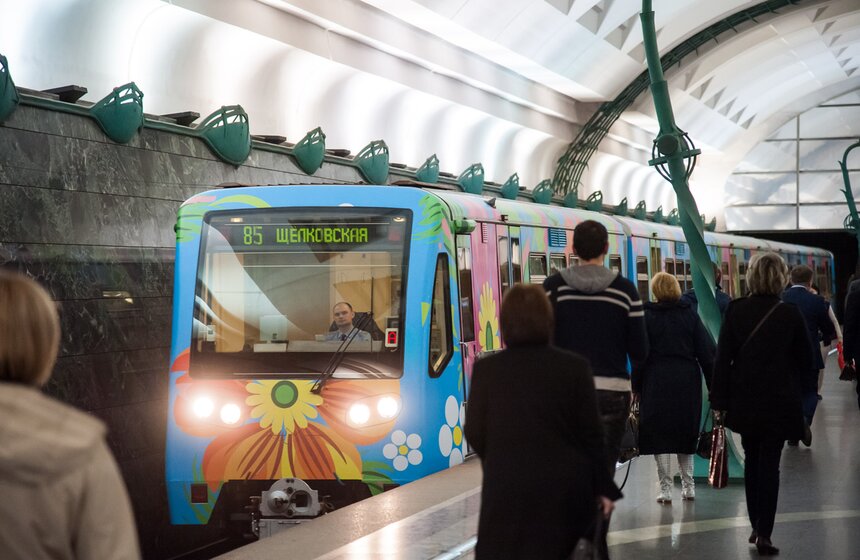 На синей ветке запустили оформленный по дизайну пассажира поезд 1 фото