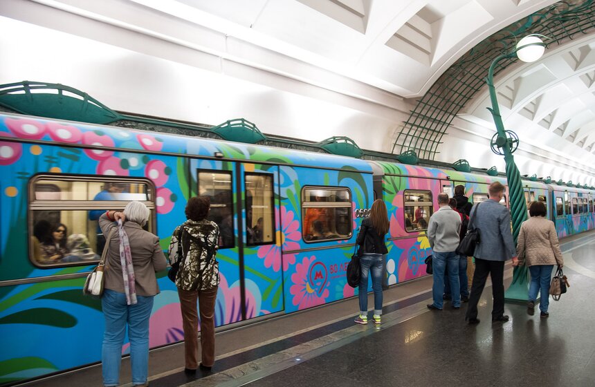 На синей ветке запустили оформленный по дизайну пассажира поезд 2 фото