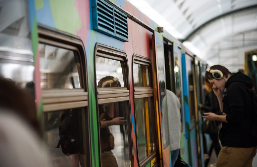 На синей ветке запустили оформленный по дизайну пассажира поезд 3 фото