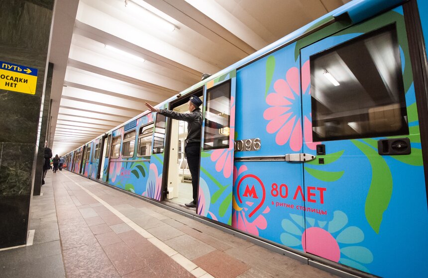 На синей ветке запустили оформленный по дизайну пассажира поезд 6 фото