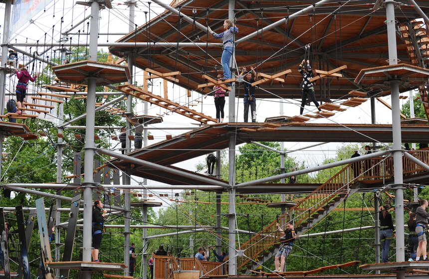 На ВДНХ открылся самый большой в России веревочный парк 27 фото