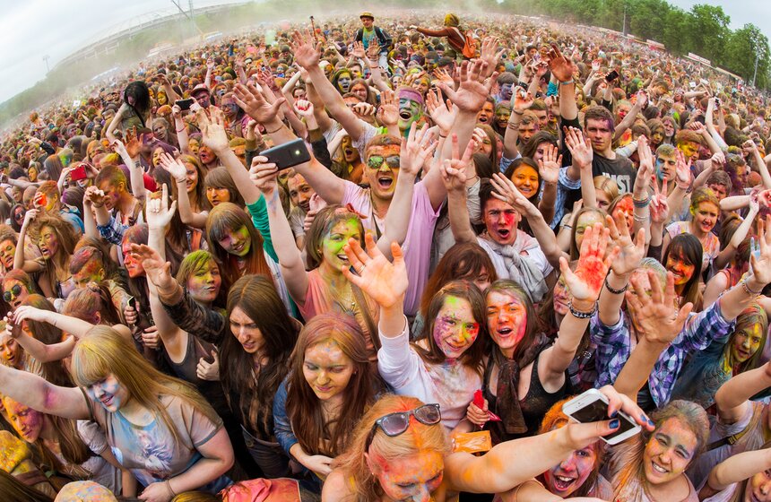 В "Лужниках" состоялся фестиваль красок "Холи" 20 фото