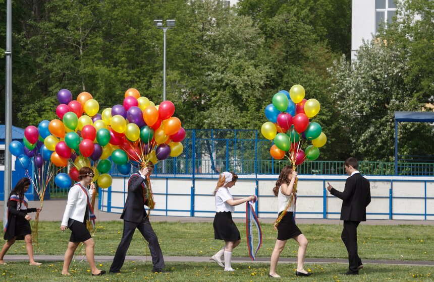 Прощай, школа: В Москве прошли последние звонки 3 фото