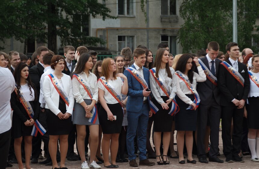 Прощай, школа: В Москве прошли последние звонки 6 фото