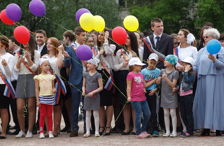 Прощай, школа: В Москве прошли последние звонки 19 фото