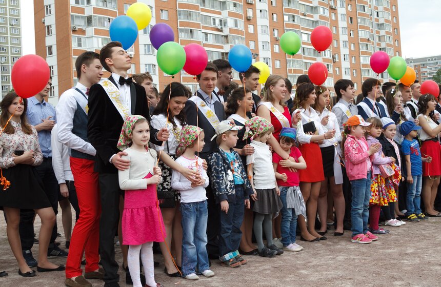 Прощай, школа: В Москве прошли последние звонки 16 фото