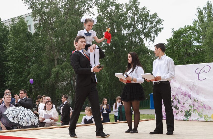 Прощай, школа: В Москве прошли последние звонки 18 фото