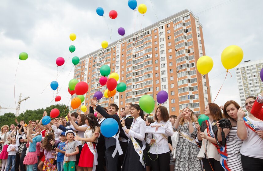 Прощай, школа: В Москве прошли последние звонки 20 фото