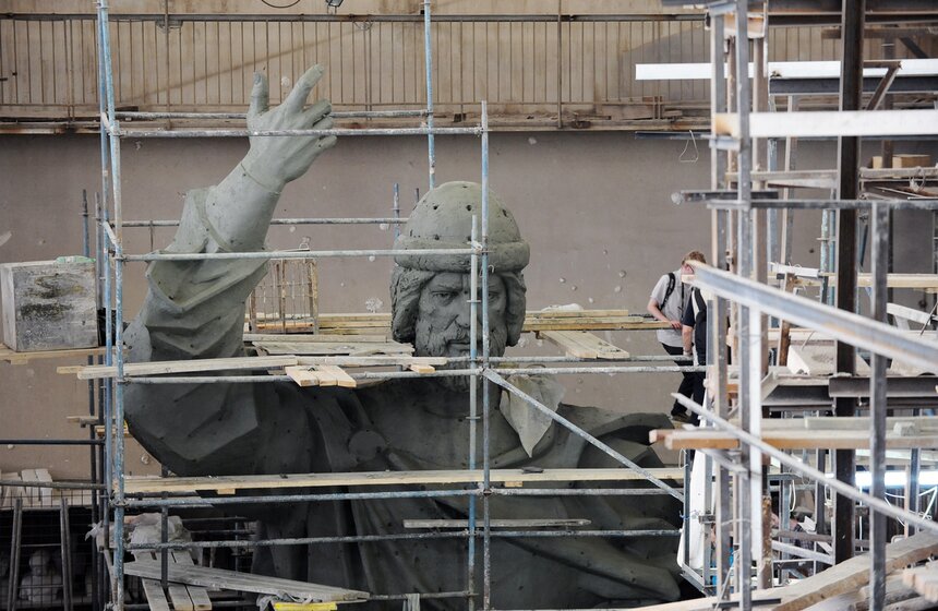 Салават Щербаков заканчивает работу над статуей князя Владимира 5 фото
