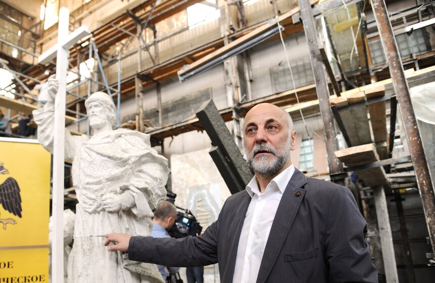 Салават Щербаков заканчивает работу над статуей князя Владимира 7 фото