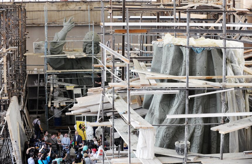 Салават Щербаков заканчивает работу над статуей князя Владимира 6 фото