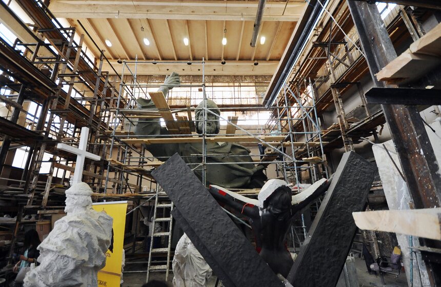 Салават Щербаков заканчивает работу над статуей князя Владимира 13 фото