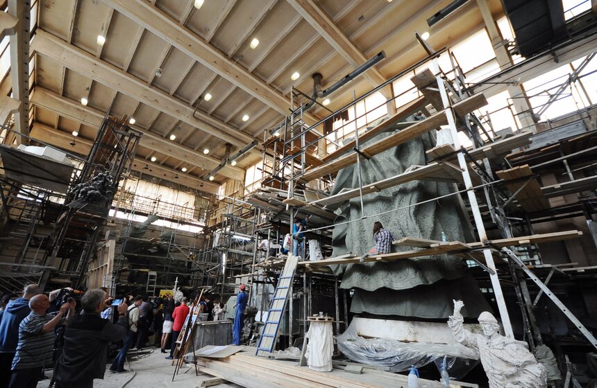 Салават Щербаков заканчивает работу над статуей князя Владимира 12 фото