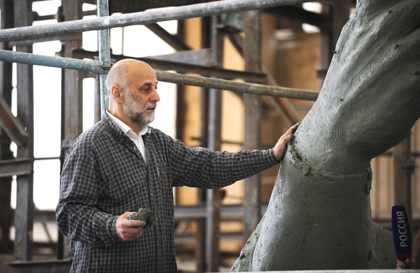 Салават Щербаков заканчивает работу над статуей князя Владимира 17 фото