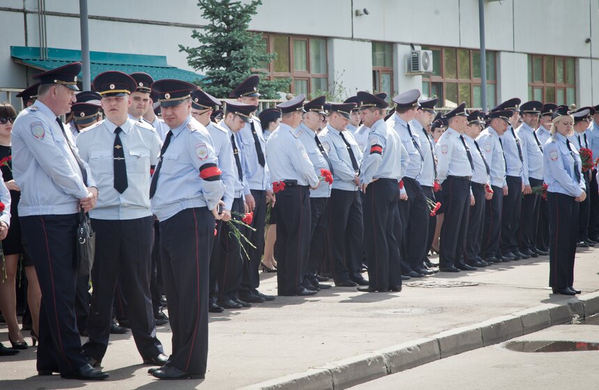 В столице простились с погибшим полицейским Андреем Банновым 5 фото