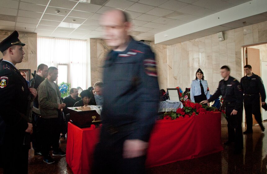 В столице простились с погибшим полицейским Андреем Банновым 23 фото