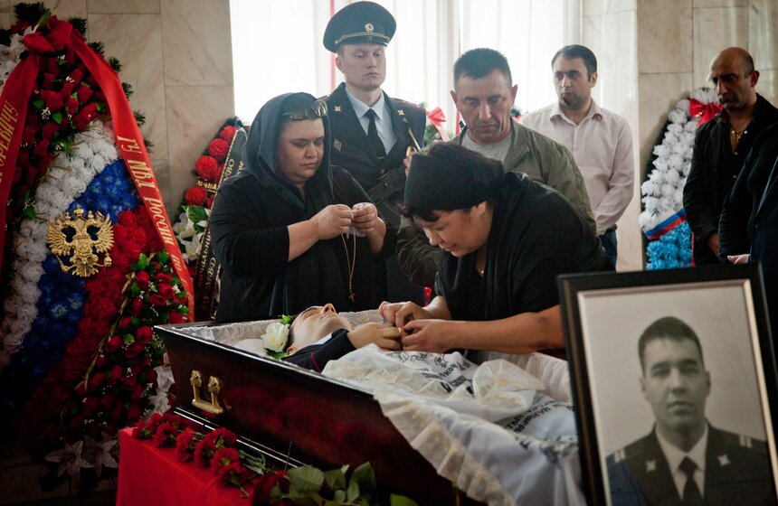 В столице простились с погибшим полицейским Андреем Банновым 13 фото