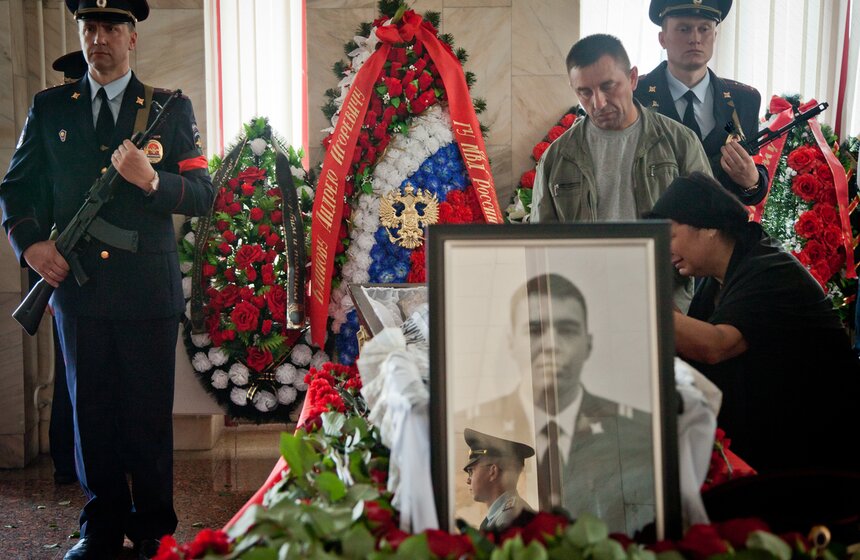 В столице простились с погибшим полицейским Андреем Банновым 11 фото