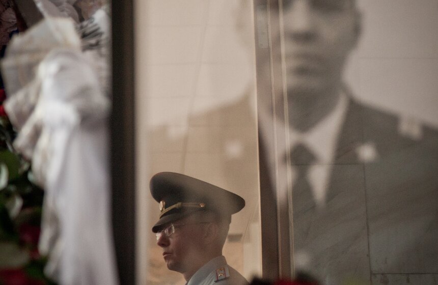 В столице простились с погибшим полицейским Андреем Банновым 10 фото