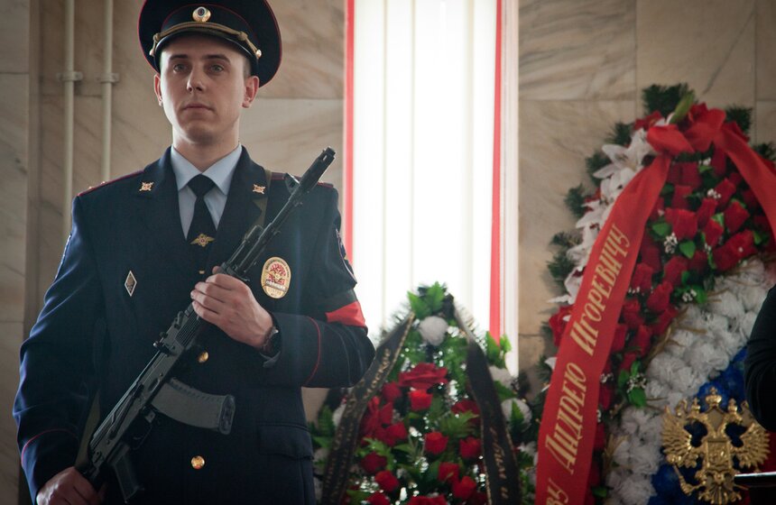 В столице простились с погибшим полицейским Андреем Банновым 12 фото