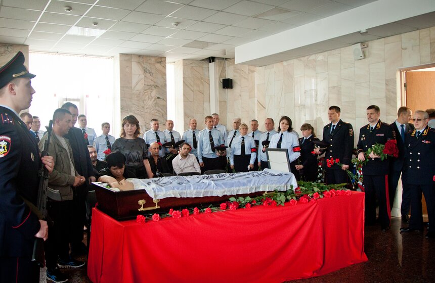 В столице простились с погибшим полицейским Андреем Банновым 15 фото