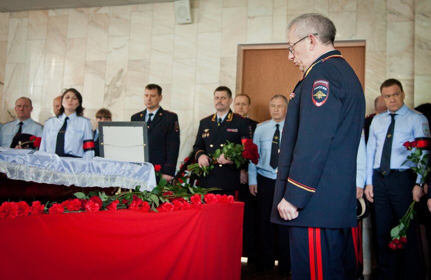 В столице простились с погибшим полицейским Андреем Банновым 17 фото