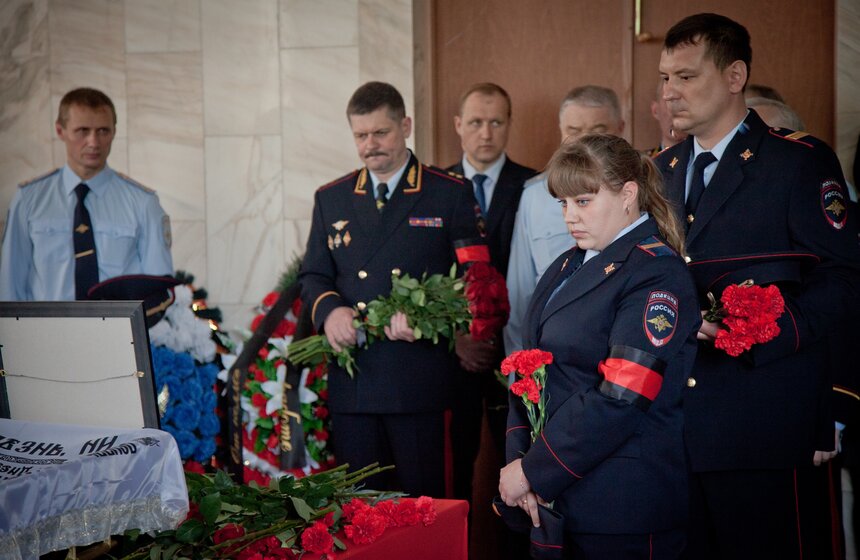 В столице простились с погибшим полицейским Андреем Банновым 19 фото