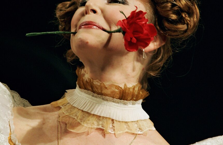 Народная артистка России Евгения Симонова (справа) после спектакля "Женитьба". Свой 50-летний юбилей актриса театра и кино празднует на сцене театра им. Маяковского. Фото: ТАСС/ Василий Смирнов