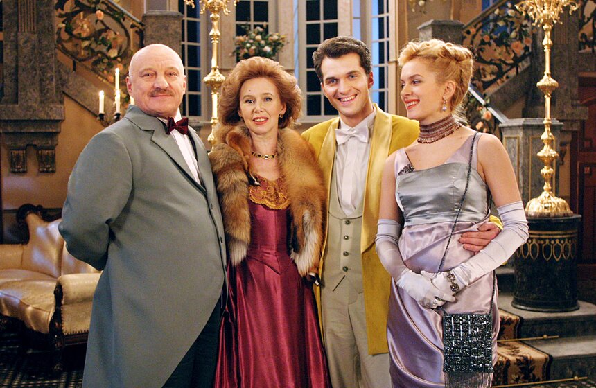 Актеры Николай Чиндяйкин (Гавриил Уваров), Евгения Симонова (Любовь Уварова), Олег Харитонов (Борис Глушковский) и Мария Порошина (Варвара) (слева направо) во время перерыва в съемках телесериала "Талисман любви". Фото: ТАСС