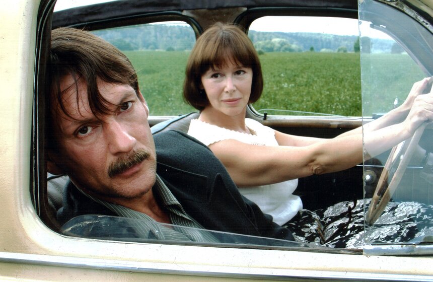 Актриса Евгения Симонова и актер Игорь Миркурбанов в фильме режиссера Андрея Эшпая "Многоточие". Фото: ТАСС