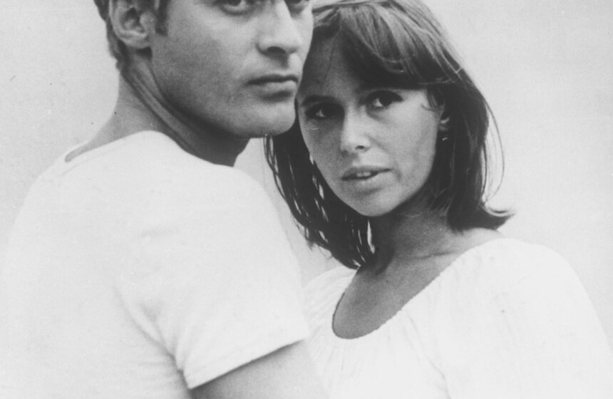 Евгения Симонова в роли Ани и Борис Щербаков в роли Сергея в кадре из фильма "День свадьбы придется уточнить" 1980 год. Фото: ТАСС