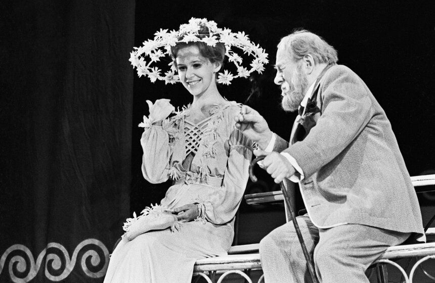 Театр имени Вл. Маяковского. Сцена из спектакля "Чайка". Нина Михайловна Заречная - актриса Евгения Симонова, Петр Николаевич Сорин - актер Борис Тенин. Фото: ТАСС/ Людмила Пахомова