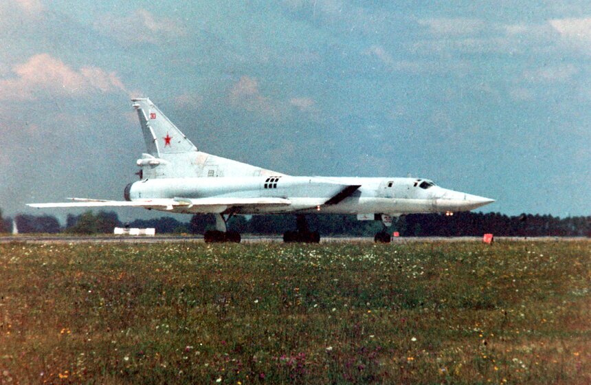 Дальняя авиация получила в опытную эксплуатацию стратегический бомбардировщик Ту-160 (на снимке). Этот сверхзвуковой суперсамолет имеет изменяемую геометрию крыла, что дает большие возможности в боевом маневрировании. Во время полета на его борту работает более ста ЭВМ. Он может нести в себе более десяти крылатых ракет. Фото: ТАСС/ Алексея Жигайлова