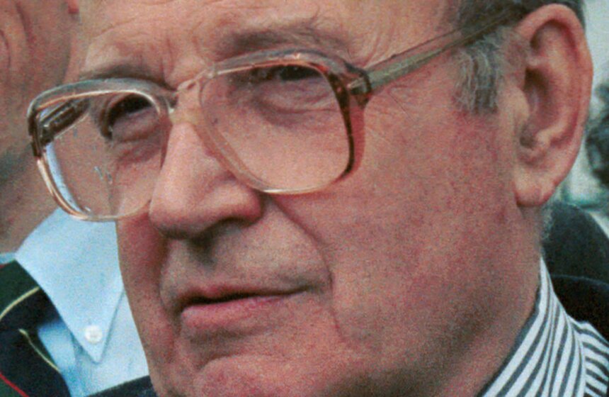 Франция. Ле-Бурже. Генеральный конструктор А.А.Туполев (в центре) отвечает на вопросы журналистов. ТАСС/ Владимира Яцины