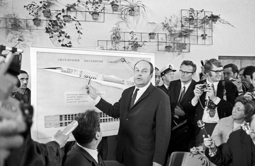Генеральный конструктор Алексей Туполев (в центре) знакомит журналистов с новым сверхзвуковым пассажирским самолетом Ту-144. Фото: ТАСС/Сергей Преображенский