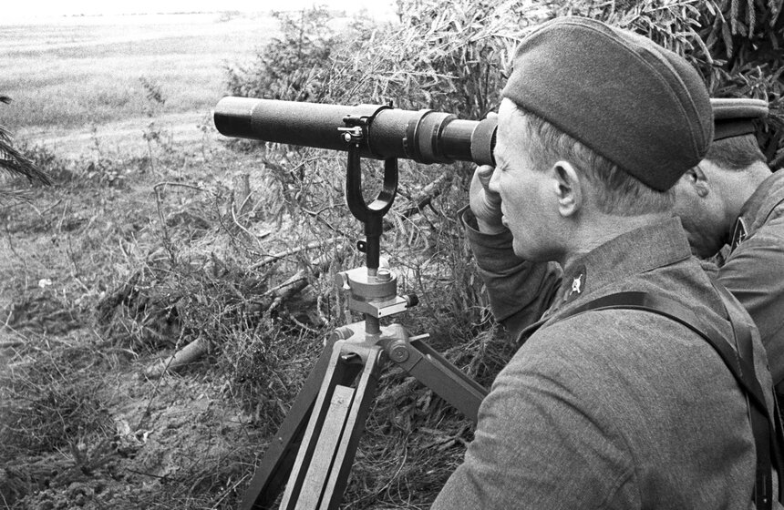 Писатель, военный корреспондент Михаил Шолохов на командном пункте Н-ской части. 1941 год.<br />Фото: Георгий Петрусов/Фотохроника