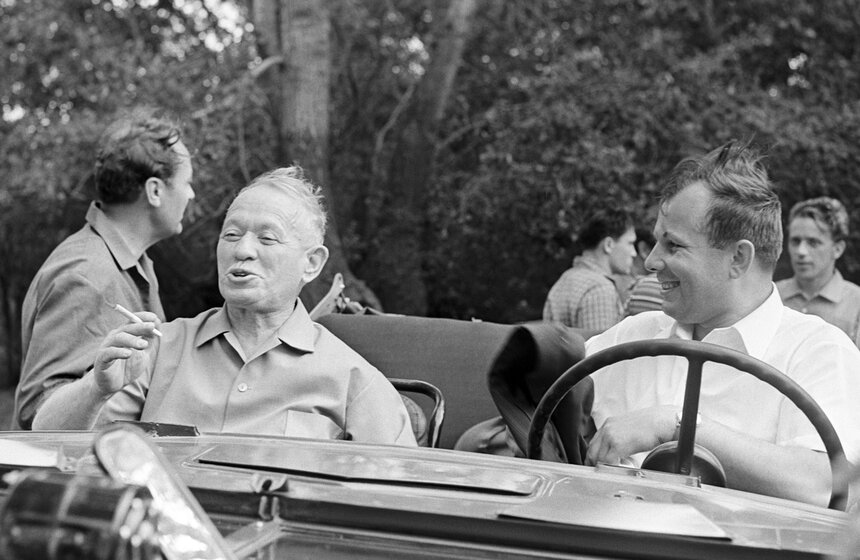 Михаил Шолохов и Юрий Гагарин во время пребывания космонавта в гостях у писателя в станице Вешенская. 1967 год<br />Фото: Василий Турбин/Фотохроника ТАСС