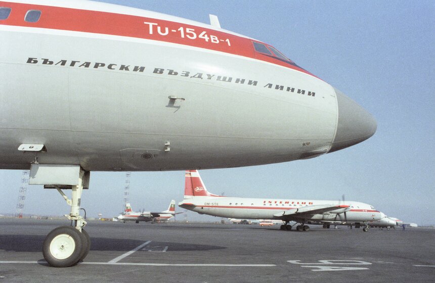 Болгария. Советский самолет TU-154в-1 (на первом плане), принадлежащий Болгарским воздушным линиям, в аэропорту Софии. Фото: ТАСС/ Валентина Соболева