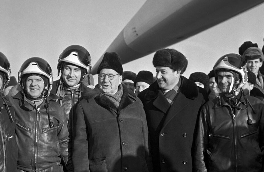 Летчики-испытатели: (слева направо) Михаил Козлов, Эдуард Елян, ведущий инженер по летным испытаниям Владимир Бендеров, генеральный конструктор Андрей Туполев, главный конструктор Алексей Туполев и ведущий инженер-испытатель Юрий Селиверстов на подмосковном аэродроме в Жуковском после испытательного полета самолета "Ту-144". Фото: ТАСС/ Евгения Кассина и Марка Редькина