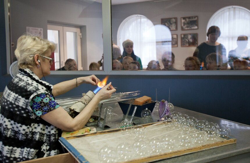 Фабричный музей "Клинское подворье". В нем можно узнать об истории елочной игрушки и посмотреть, как делаются украшения.