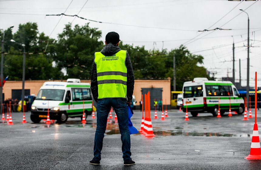 Соревнования по вождению между сотрудниками транспорта столицы 20 фото