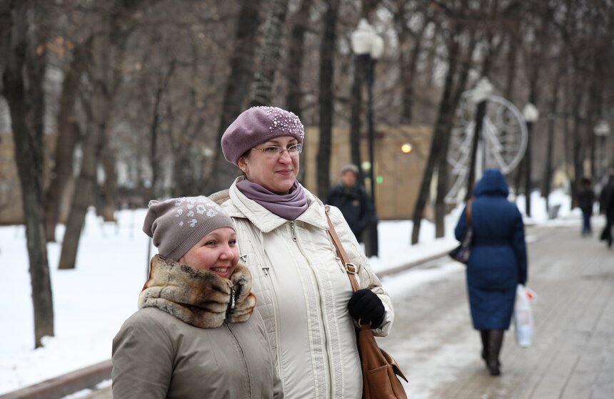 В честь Дня смеха клоуны разрисовали лица москвичей 9 фото