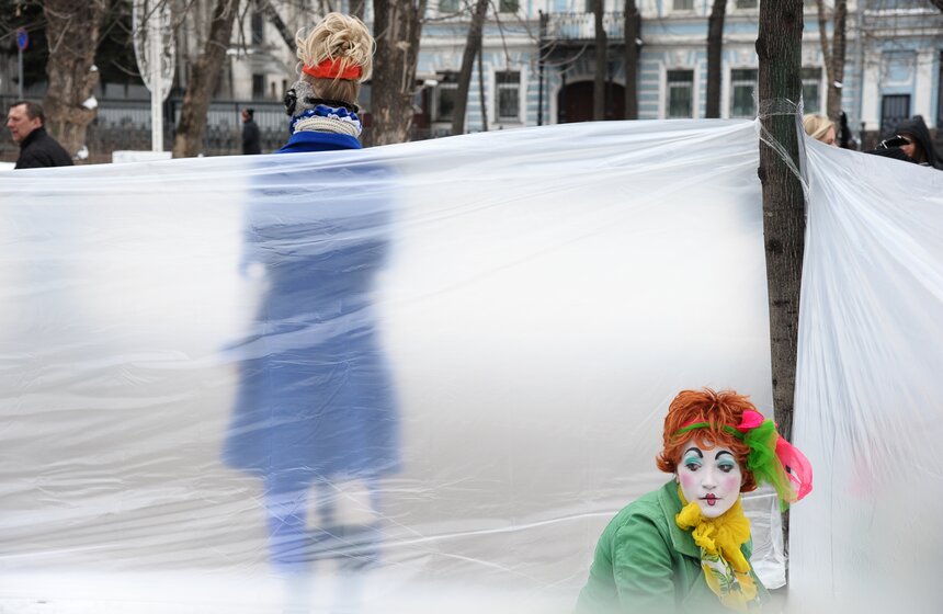 В честь Дня смеха клоуны разрисовали лица москвичей 8 фото