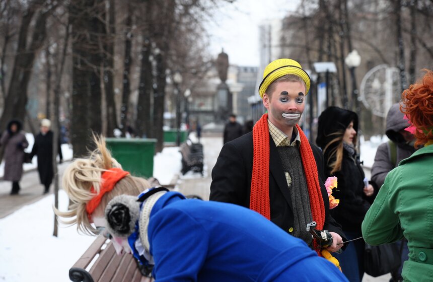 В честь Дня смеха клоуны разрисовали лица москвичей 2 фото