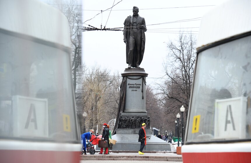 В честь Дня смеха клоуны разрисовали лица москвичей 1 фото