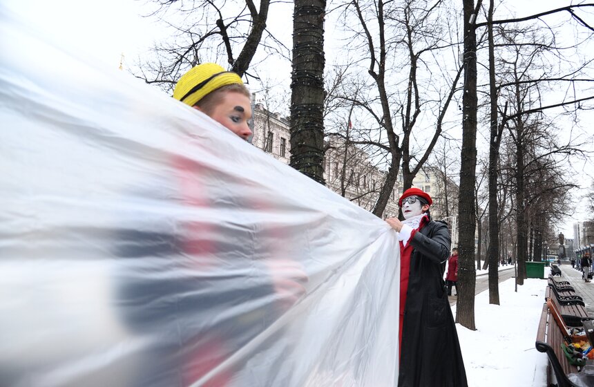 В честь Дня смеха клоуны разрисовали лица москвичей 3 фото