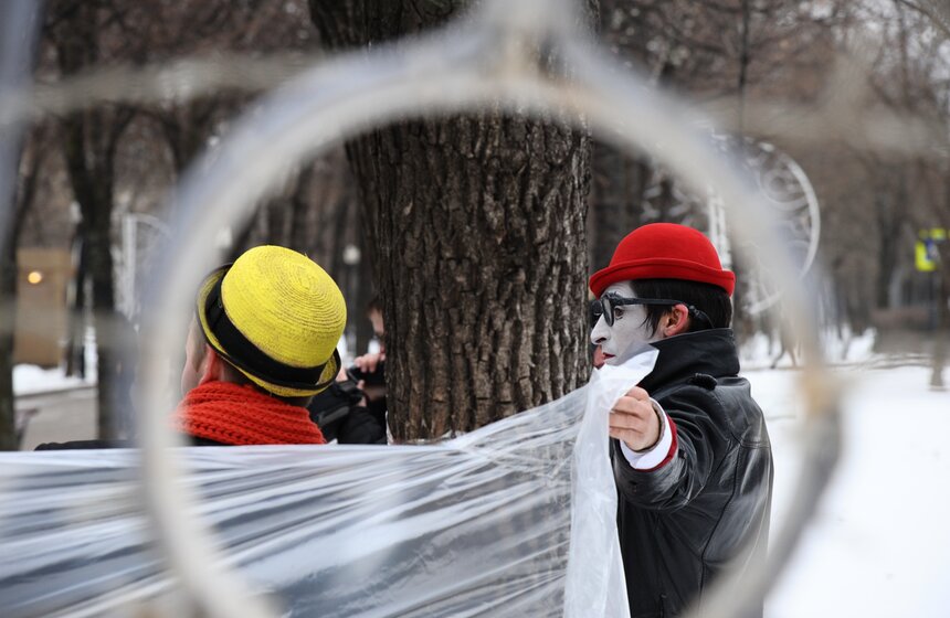 В честь Дня смеха клоуны разрисовали лица москвичей 6 фото